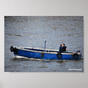 Póster Dos hombres y un barco azul