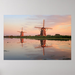 Póster Dos molinos de viento con reflexión al atardecer
