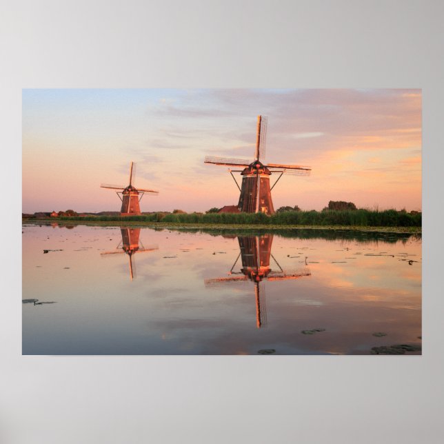 Póster Dos molinos de viento con reflexión al atardecer (Frente)