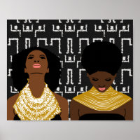 Dos mujeres negras vistiendo collares tribales de 