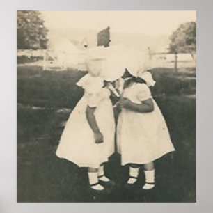 Póster Dos niñas besando a poster
