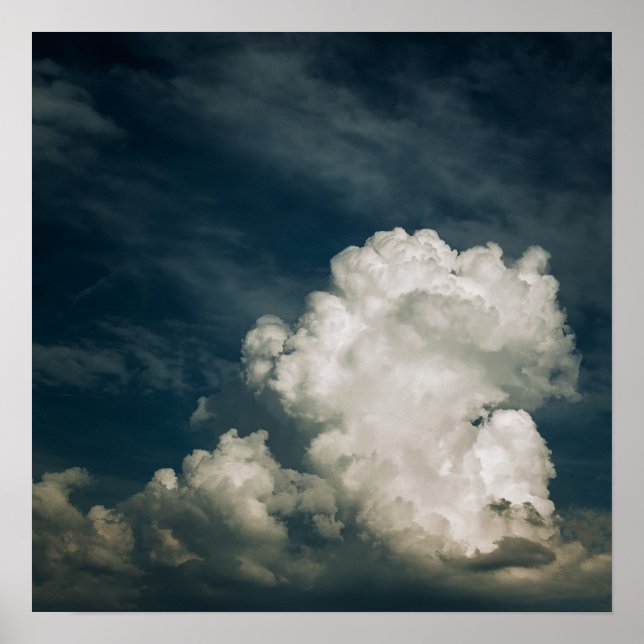 Póster Dramático cielo azul oscuro con nubes esponjosas (Frente)
