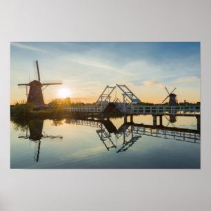 Póster Drawbridge y molinos de viento al atardecer en Hol