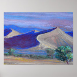 Póster Dunas de atardecer, montañas lejanas y árboles
