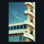 Póster Edificio Art Déco con escaleras de caracol<br><div class="desc">Un cielo azul detrás de un edificio Art Déco con una escalera de caracol y muchas ventanas.</div>