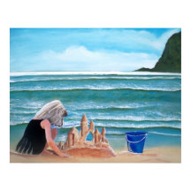 Edificio chica y castillo de arena a orillas del m