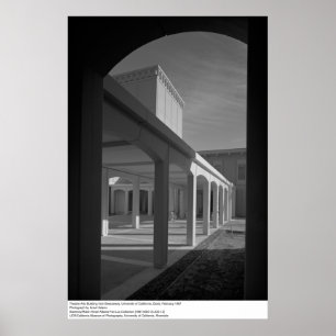 Póster Edificio de artes teatrales desde Breezeway, UCD