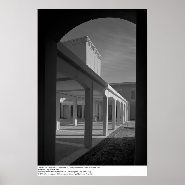 Póster Edificio de artes teatrales desde Breezeway, UCD (Frente)