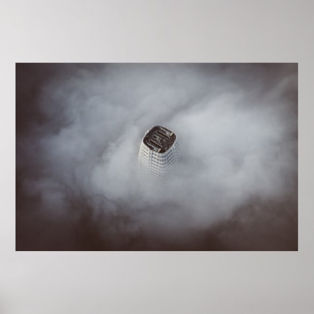 PÓSTER EDIFICIO DE CONCRETO BLANCO RODEADO DE NUBES (Frente)