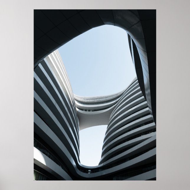 PÓSTER EDIFICIO DE CONCRETO BLANCO Y NEGRO BAJO CIELO AZU (Frente)