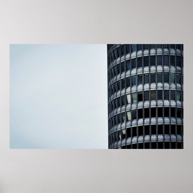 PÓSTER EDIFICIO DE CONCRETO GRIS BAJO CIELO BLANCO DURANT (Frente)