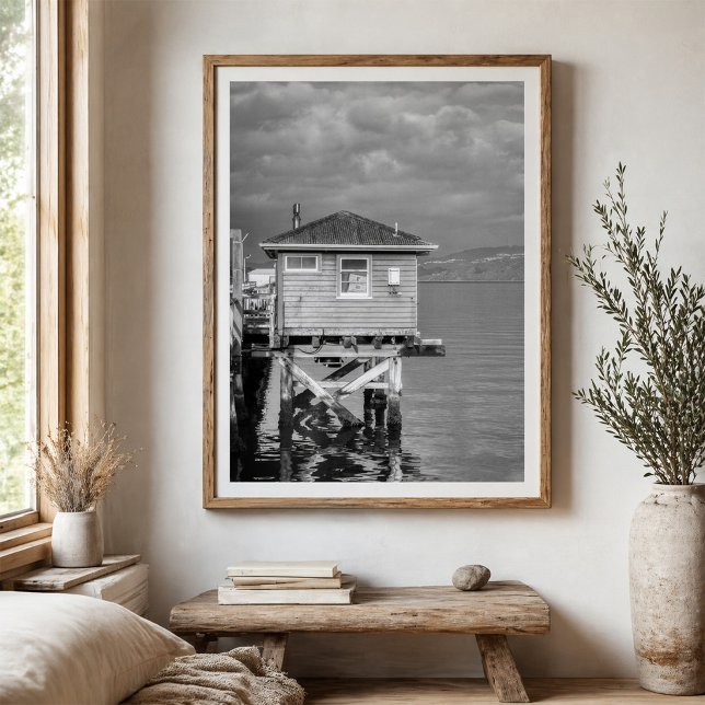 Póster Edificio de muelle sobre el paisaje costero del ag (Subido por el creador)