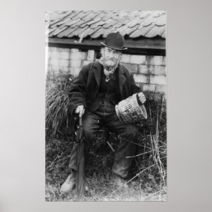 Póster Edward Bingham sosteniendo uno de sus castillos