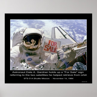 Póster El astronauta Dale A. Gardner sostiene el cartel "