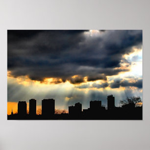 Póster El atardecer recortando la tormenta