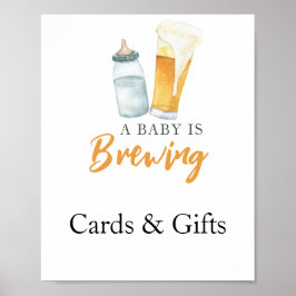Póster El bebé está preparando tarjetas de cerveza y rega