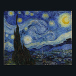 Póster El clásico cuadro de Van Gogh la noche estrellada<br><div class="desc">La "Noche estrellada" de Vincent van Gogh (1889) es una de sus obras más famosas y cautivadoras, conocida por sus cielos giratorios, sus estrellas brillantes y sus llamativas brazadas. El cuadro presenta un vibrante cielo nocturno, lleno de tonos azules y amarillos. Las estrellas son grandes, luminosas y de apariencia casi...</div>