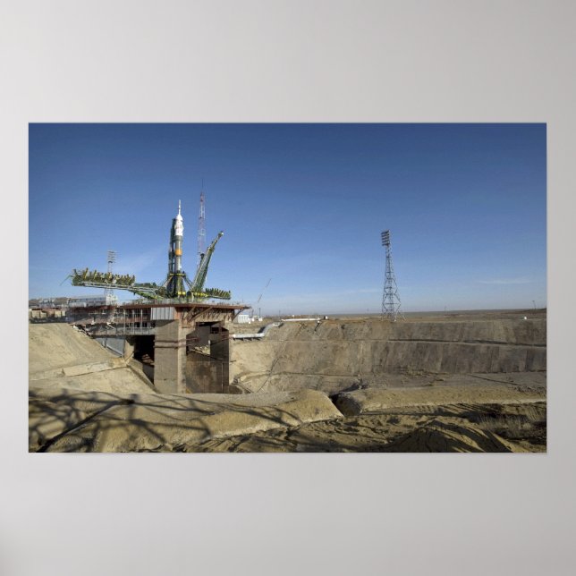 Póster El cohete Soyuz se erige en la posición 2 (Frente)