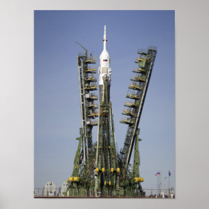 Póster El cohete Soyuz se erige en la posición 4