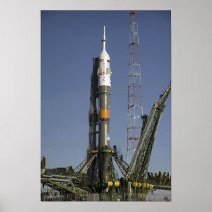 Póster El cohete Soyuz se erige en posición