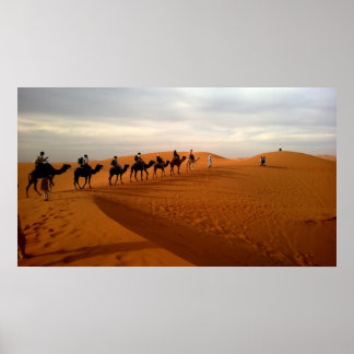 Póster El desierto de las caravanas de camello y el hermo