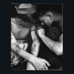 Póster El interés gay vintage hundió a los marineros con<br><div class="desc">De una foto vintage de 1944. Marinero tatuado por un amigo varón.</div>