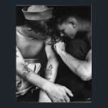 Póster El interés gay vintage hundió a los marineros con<br><div class="desc">De una foto vintage de 1944. Marinero tatuado por un amigo varón.</div>