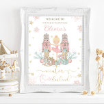 Póster El invierno de los Nutcracker en Norteamérica<br><div class="desc">Personalice este poster de señas de bienvenida de la fiesta de primer cumpleaños de invierno dulce de color rosa en tierra firme de forma fácil y rápida, simplemente presione el botón personalizar it para reorganizar y formatear el estilo y la ubicación del texto. Con personajes extravagantes del Nutcracker en colores...</div>