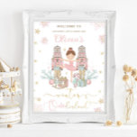 Póster El invierno de los Nutcracker en Norteamérica<br><div class="desc">Personalice este poster de señas de bienvenida de la fiesta de primer cumpleaños de invierno dulce de color rosa en tierra firme de forma fácil y rápida, simplemente presione el botón personalizar it para reorganizar y formatear el estilo y la ubicación del texto. Con personajes extravagantes del Nutcracker en colores...</div>