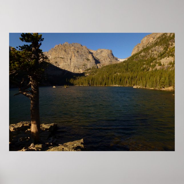 Póster El Loch en el Parque Nacional de las Montañas Roco (Frente)