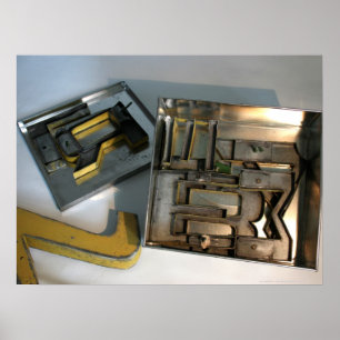 Póster El metal del juego del edificio pone letras al