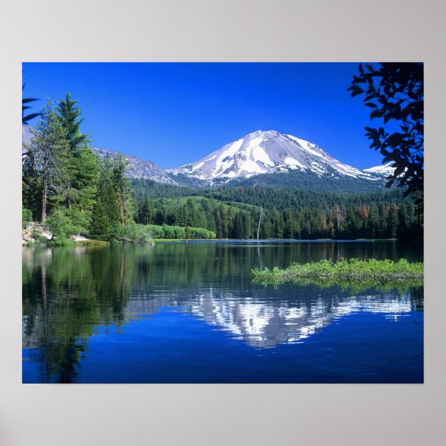 Póster El Mt. Lassen se eleva sobre el lago Manzanita (Frente)
