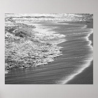 Póster El océano blanco y negro se lava en la playa 16x20