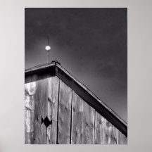 El pico del granero contra el cielo