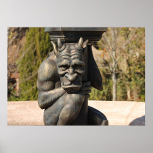 Póster el poste de la lámpara del gargoyle delante del