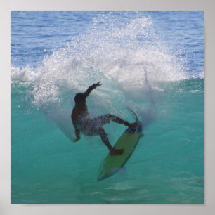 Póster el practicar surf en una onda grande