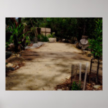 El puente de madera de la ruta del jardín y la veg