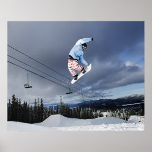 Póster El Snowboarder que salta en el mediados de-aire