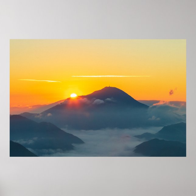 Póster El sol alcanza su punto máximo detrás de Uršlja go (Frente)