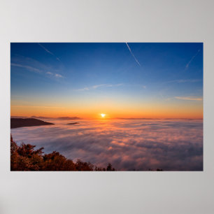 Póster El sol alcanza su punto máximo por las nubes por l