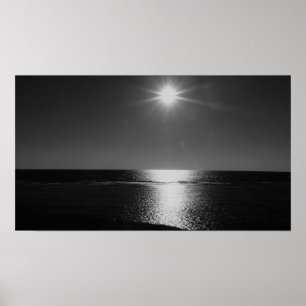 Póster El sol blanco y negro sobre el Poster del mar
