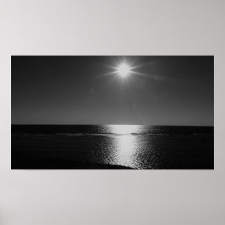 Póster El sol blanco y negro sobre el Poster del mar
