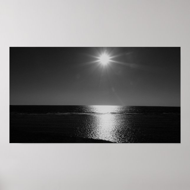 Póster El sol blanco y negro sobre el Poster del mar (Frente)