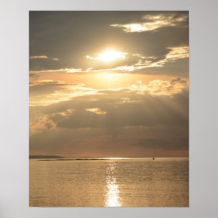 Póster El Sol Recorre Las Nubes Sobre El Mar