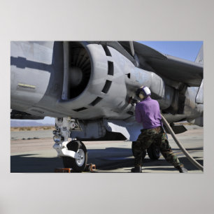 Póster El técnico del combustible de aviación ata una