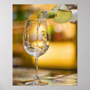 Póster El vino blanco se vierte de la botella en el resta