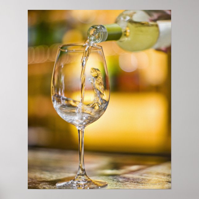 Póster El vino blanco se vierte de la botella en el resta (Frente)