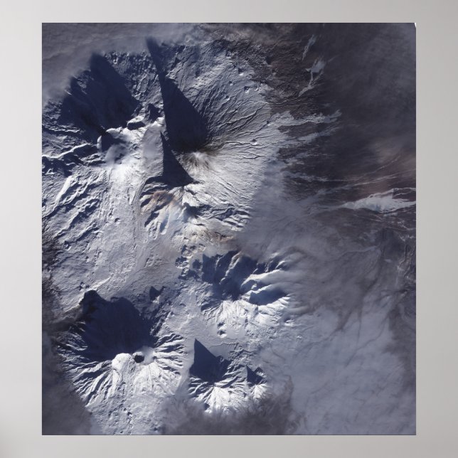 Póster El volcán Bezymianny exhibe una columna modesta (Frente)