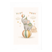 Elefante caprichoso sobre una pelota