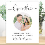 Póster Elegante Boda de fotos personalizado de bar abiert<br><div class="desc">¡Bar abierto! Sencilla pero elegante caligrafía, este letrero de bar boda cuenta con barra abierta en elegante caligrafía, y bebidas están sobre nosotros, resaca sobre ti. ... Personalizar este elegante signo de boda con tu foto favorita de pareja o compromiso, y nombres! DERECHOS RESERVADOS © 2020 Judy Burrows, Black Dog...</div>